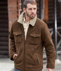 мужчина в замшевой куртке