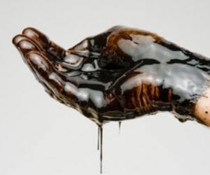 рука в мазуте