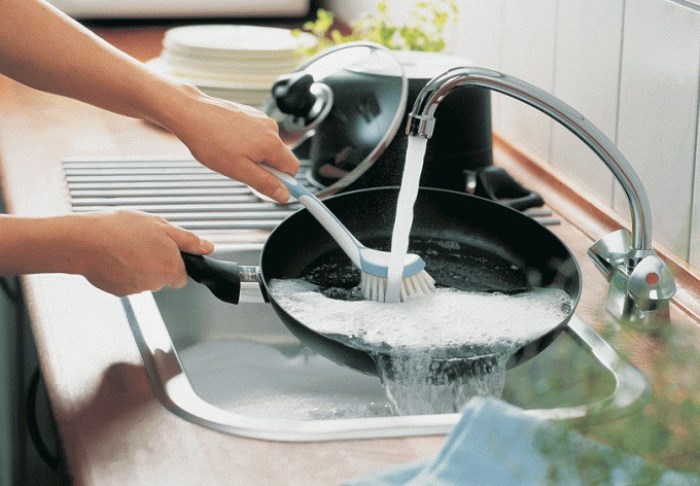 How to clean a cast iron pan from rust