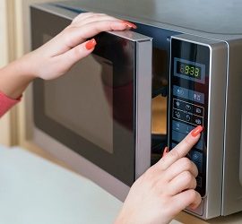 Cómo limpiar un horno de microondas de grasa y hollín