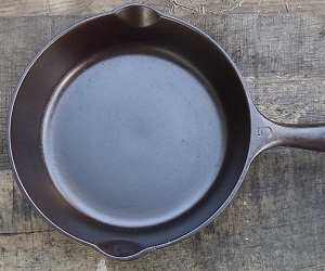 Как очистить чугунную сковороду от многолетнего нагара