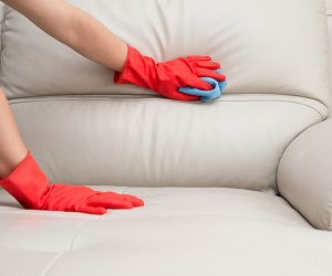 Як почистити м'які меблі в домашніх умовах