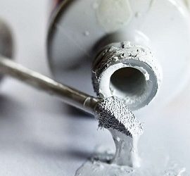 Как отстирать замазку с одежды