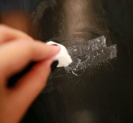 So wischen Sie den Kleber vom Aufkleber ab und entfernen die Klebespur