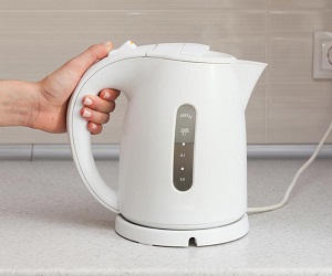 Як позбутися від запаху пластмаси в електрочайнику