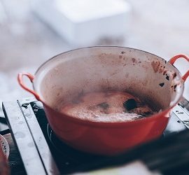 Métodos seguros y ecológicos para limpiar una sartén quemada
