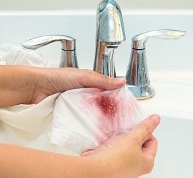 Как отстирать кровь с простыни
