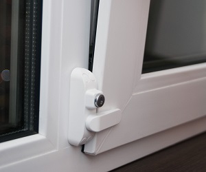 Children’s lock on plastic windows Дитячий замок на пластикові вікна