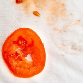 Cómo quitar una mancha de tomate de la ropa blanca y de color