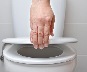 Як почистити бачок унітазу всередині