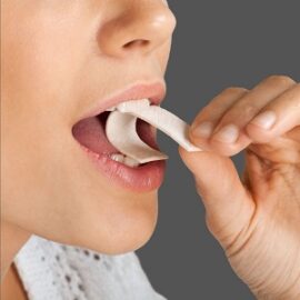 Cómo quitar el chicle de la ropa, el cabello y las cosas
