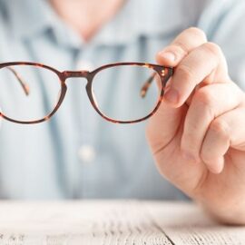 Cómo quitar el superpegamento de las gafas