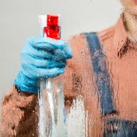 Cómo quitar restos de adhesivos del cristal