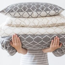 ¿Con qué frecuencia se debe lavar la ropa de cama y las toallas?