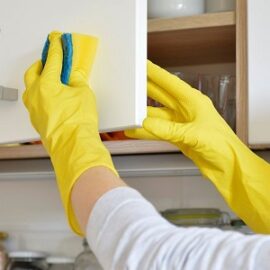 Cómo limpiar los gabinetes de la cocina