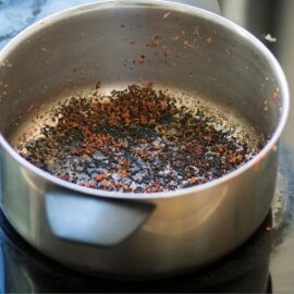 Cómo lavar una olla y una sartén quemadas