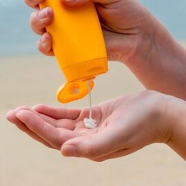 Cómo quitar las manchas de protector solar