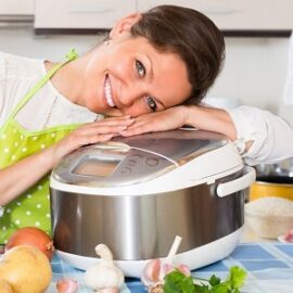 Cómo lavar el interior de una olla de cocción lenta de grasa