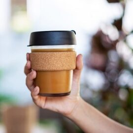 ¿Con qué frecuencia debe lavar una taza de café reutilizable?