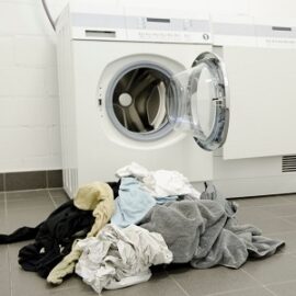 Cómo quitar restos de pegatinas de la tela