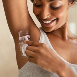 Cómo eliminar correctamente el vello de las axilas
