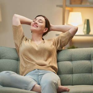 жінка на дивані