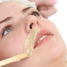 Epilation des Schnurrbartes mit Wachs bei Frauen